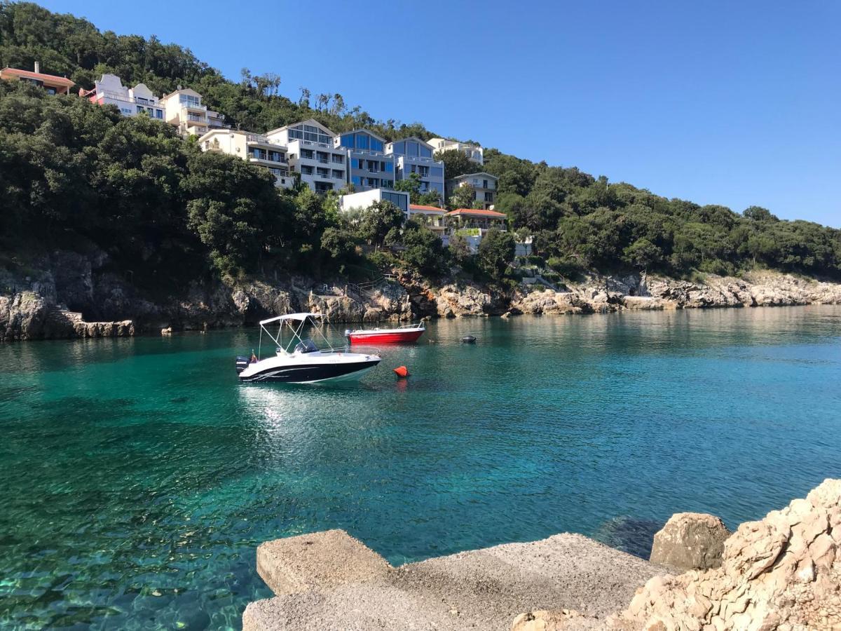 Kapriz Apartments Utjeha Bagian luar foto