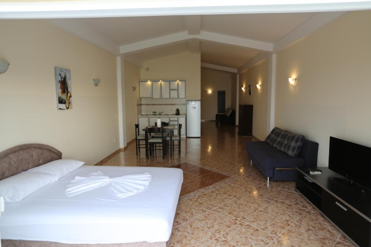 Kapriz Apartments Utjeha Bagian luar foto