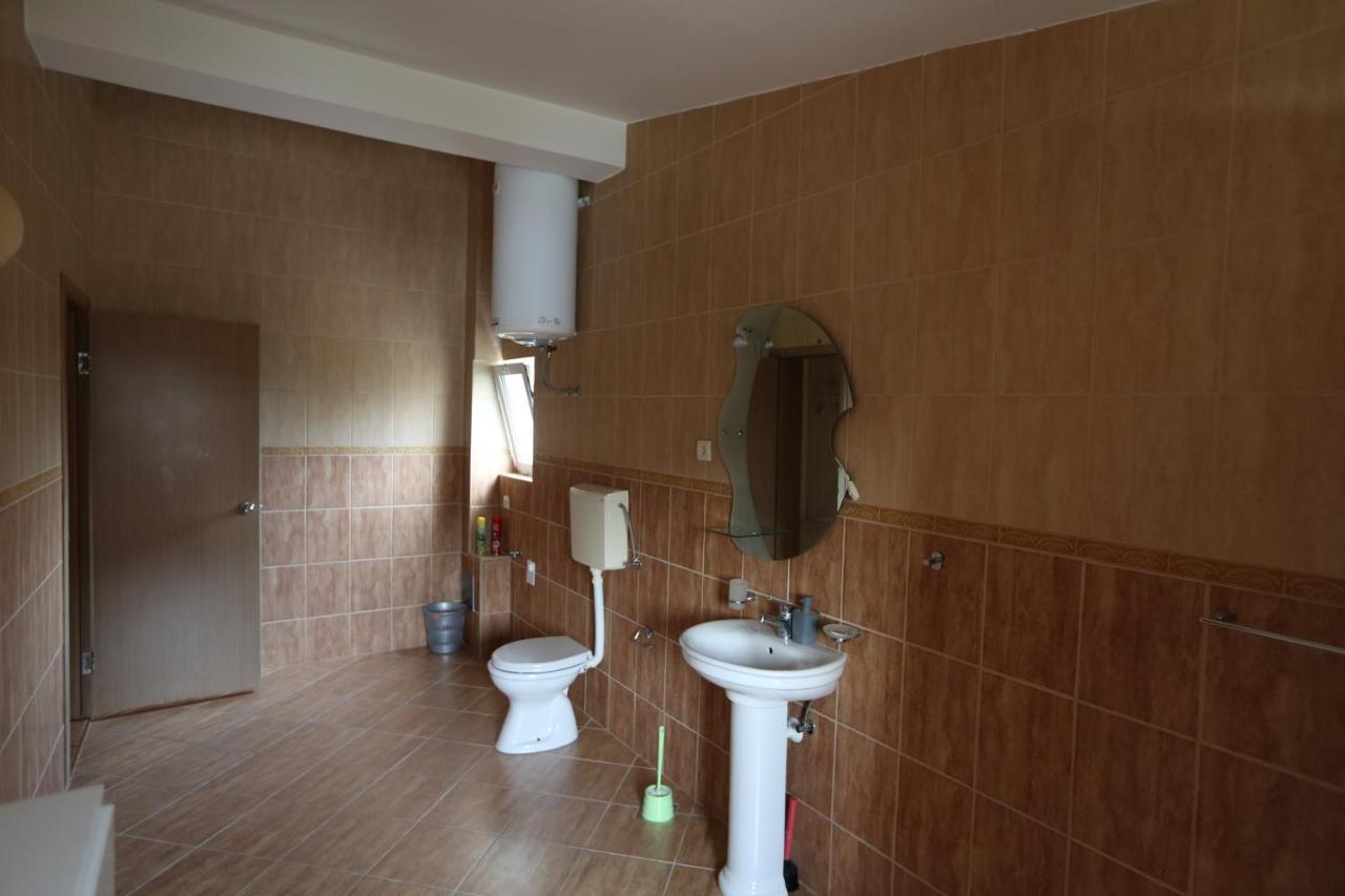 Kapriz Apartments Utjeha Bagian luar foto