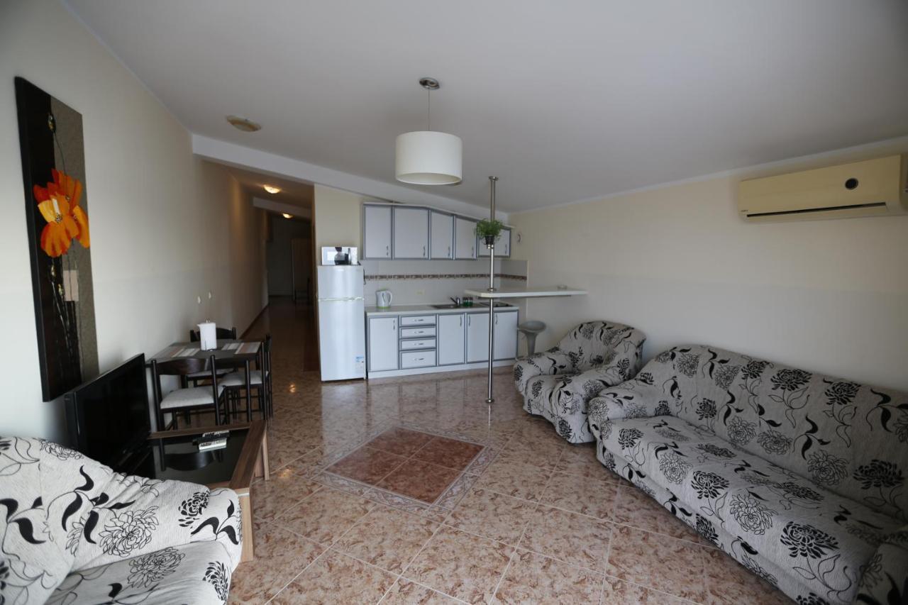 Kapriz Apartments Utjeha Bagian luar foto