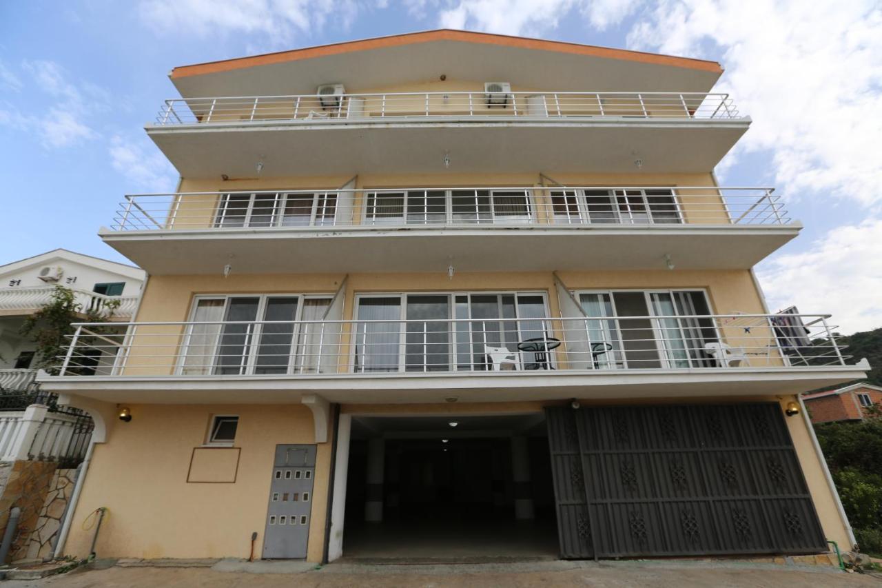 Kapriz Apartments Utjeha Bagian luar foto