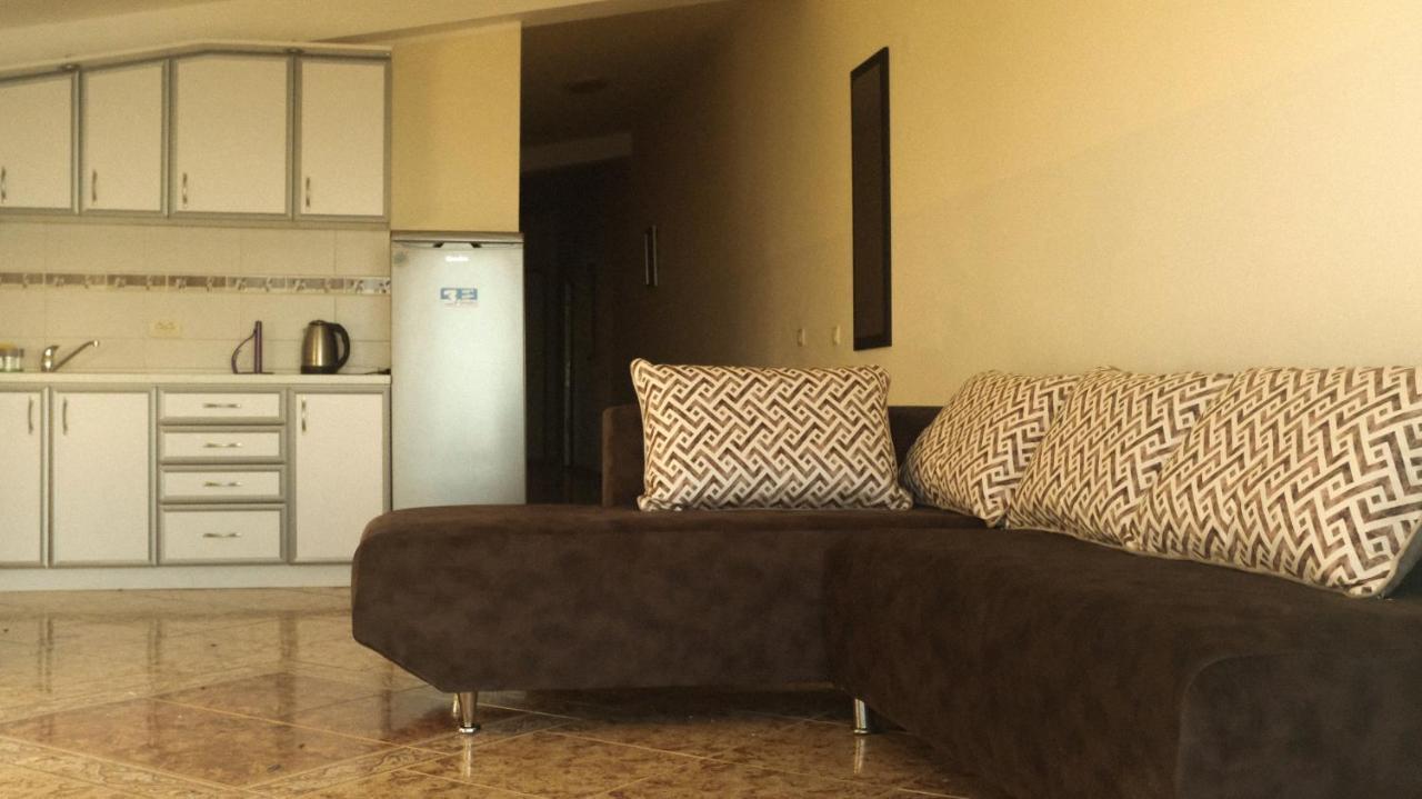 Kapriz Apartments Utjeha Bagian luar foto