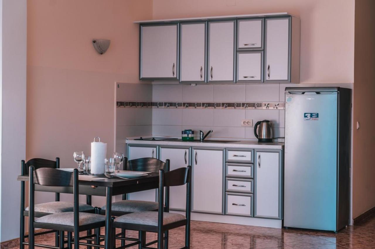 Kapriz Apartments Utjeha Bagian luar foto