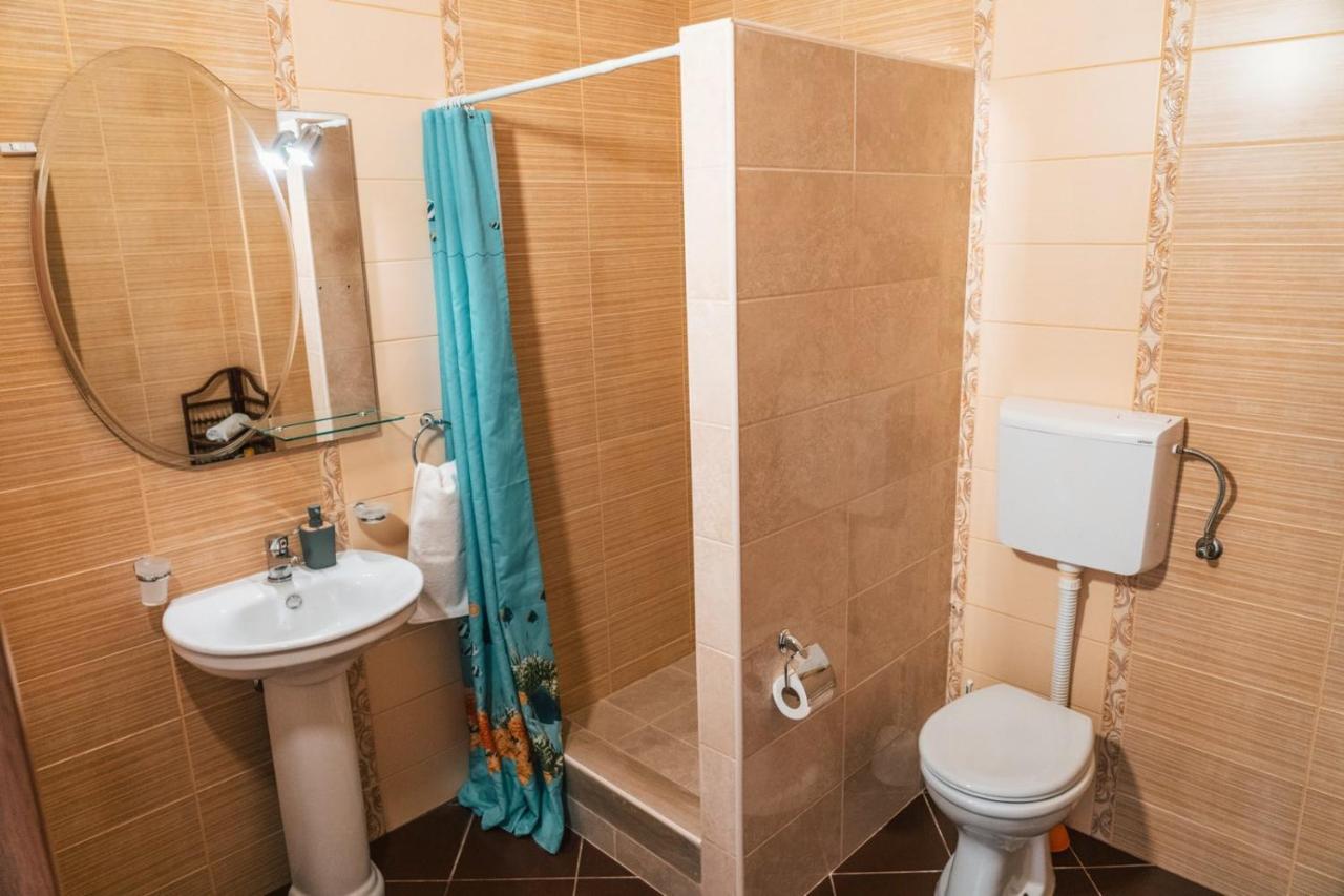 Kapriz Apartments Utjeha Bagian luar foto