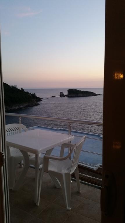 Kapriz Apartments Utjeha Bagian luar foto