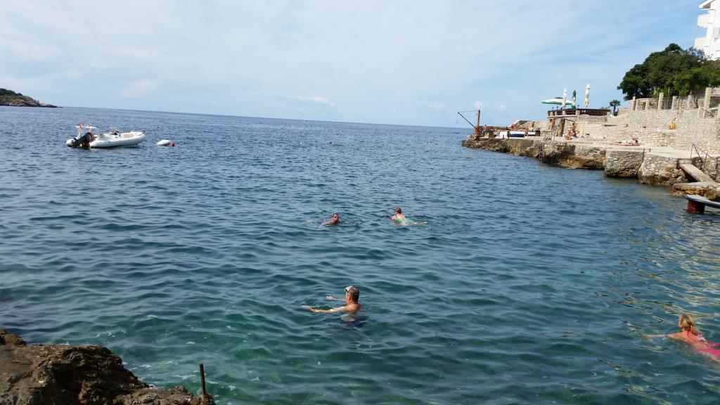 Kapriz Apartments Utjeha Bagian luar foto