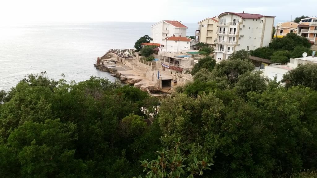 Kapriz Apartments Utjeha Bagian luar foto