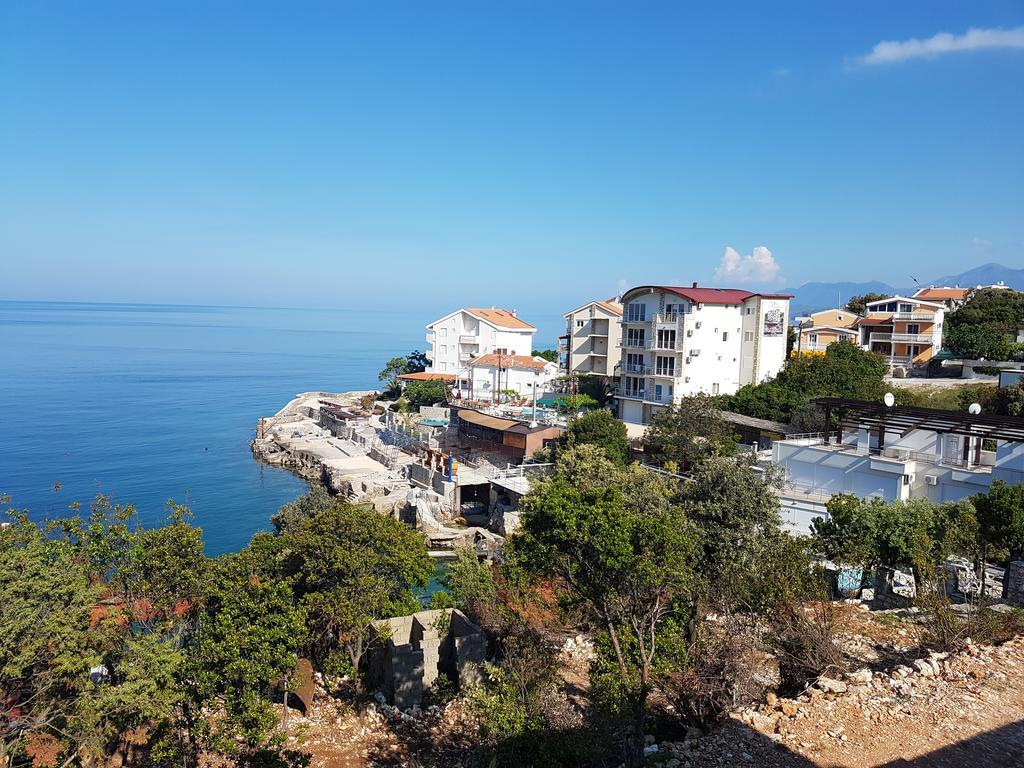 Kapriz Apartments Utjeha Bagian luar foto