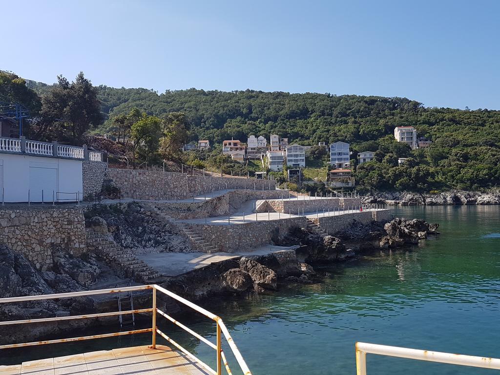 Kapriz Apartments Utjeha Bagian luar foto