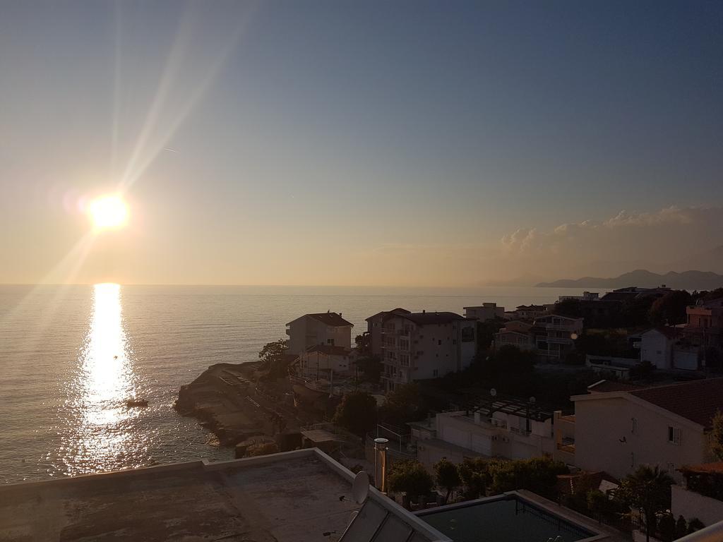 Kapriz Apartments Utjeha Bagian luar foto
