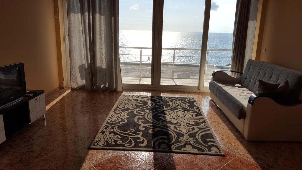 Kapriz Apartments Utjeha Bagian luar foto