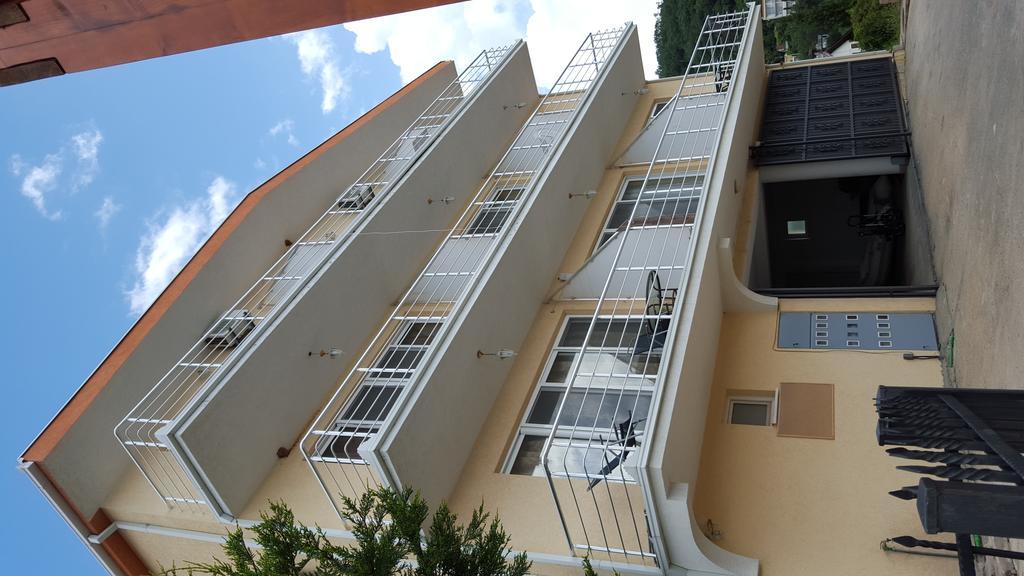 Kapriz Apartments Utjeha Bagian luar foto