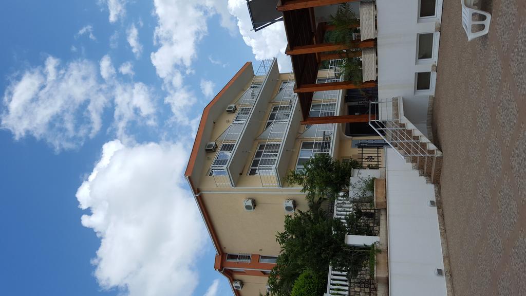 Kapriz Apartments Utjeha Bagian luar foto